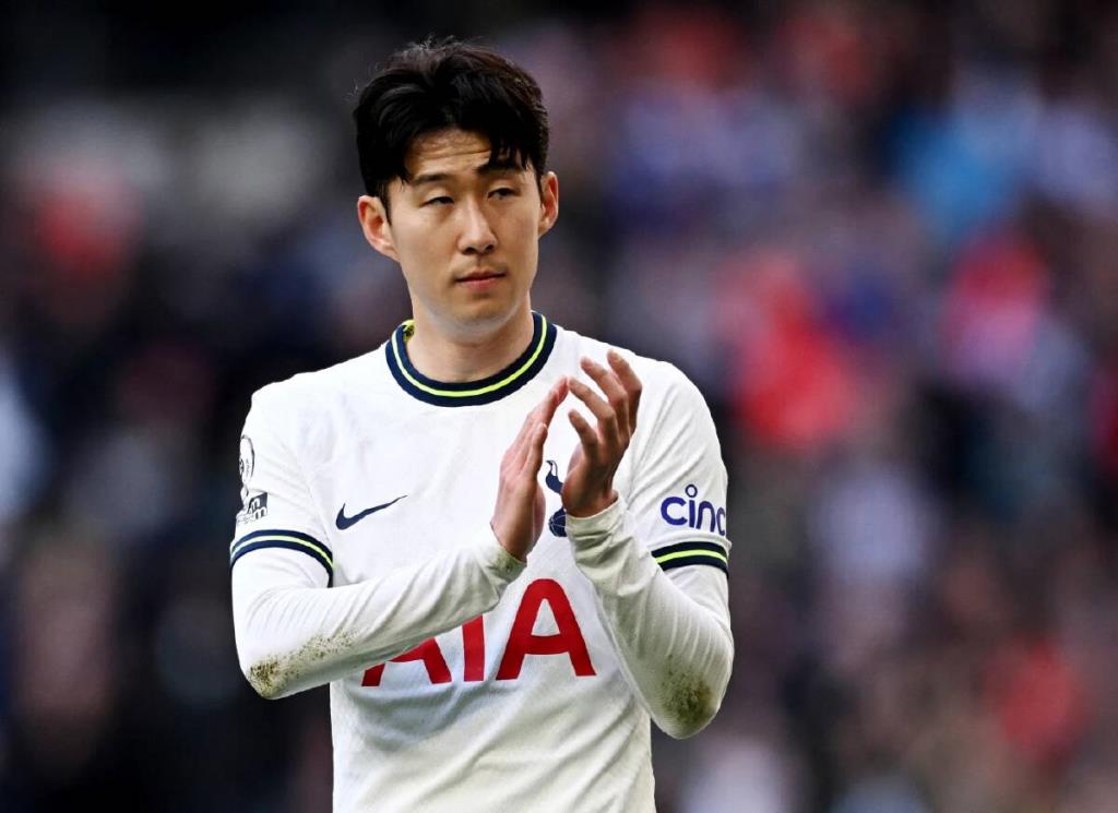 Son leads the Spurs team in sending support to the Thai national team. Fight the King's Cup
